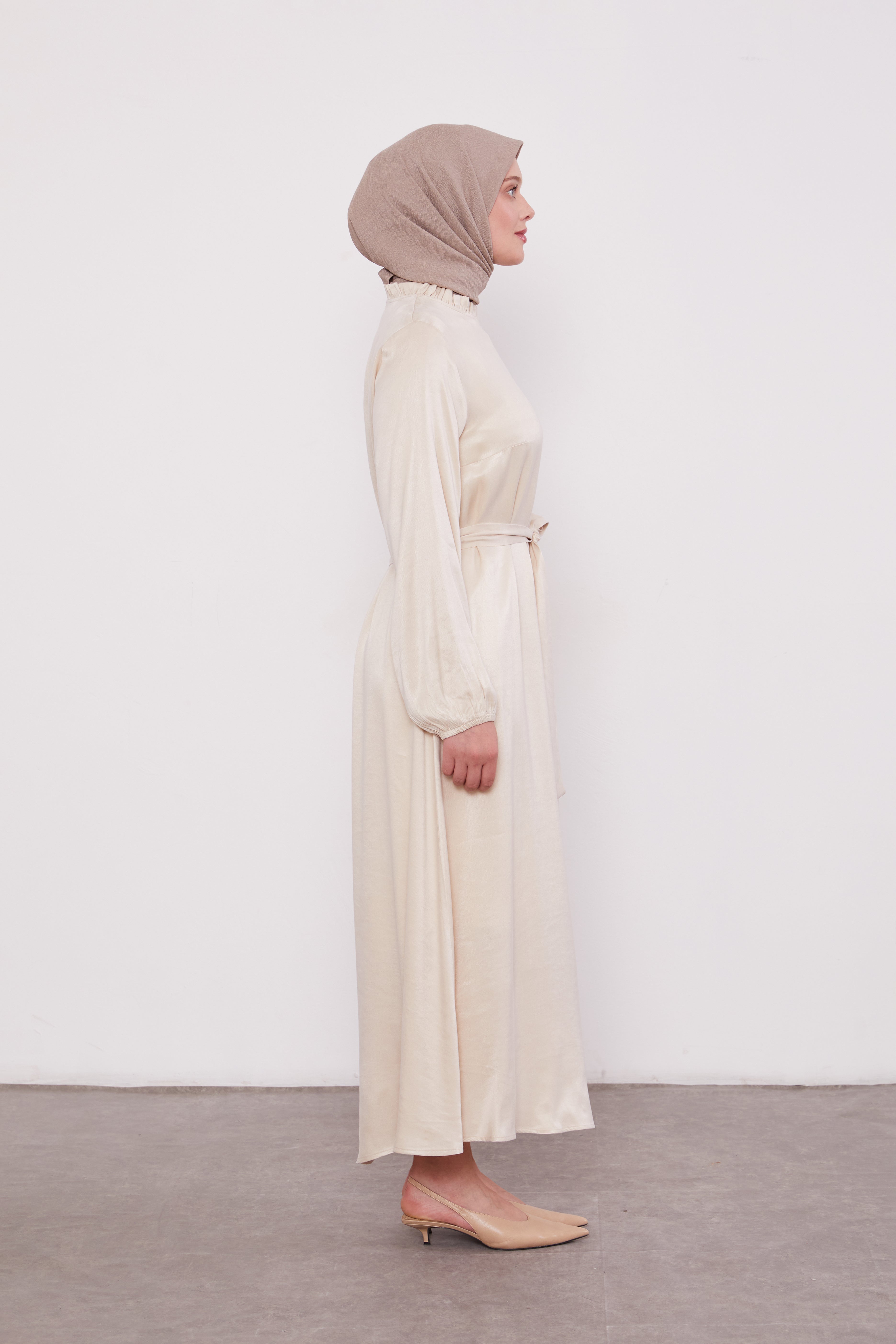 Frilled Neck Detailed Suede Belted Abaya Cream 330292