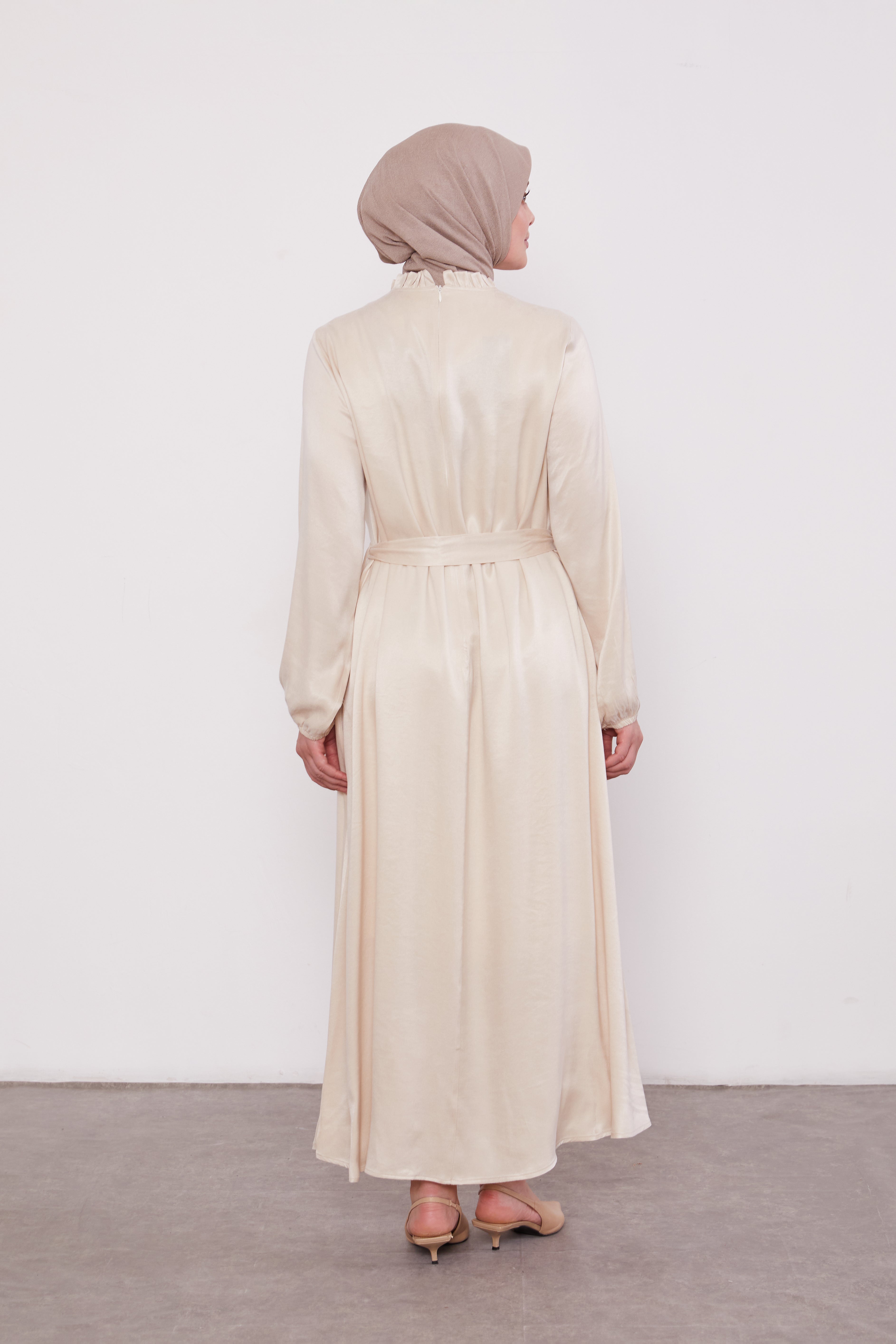 Frilled Neck Detailed Suede Belted Abaya Cream 330292