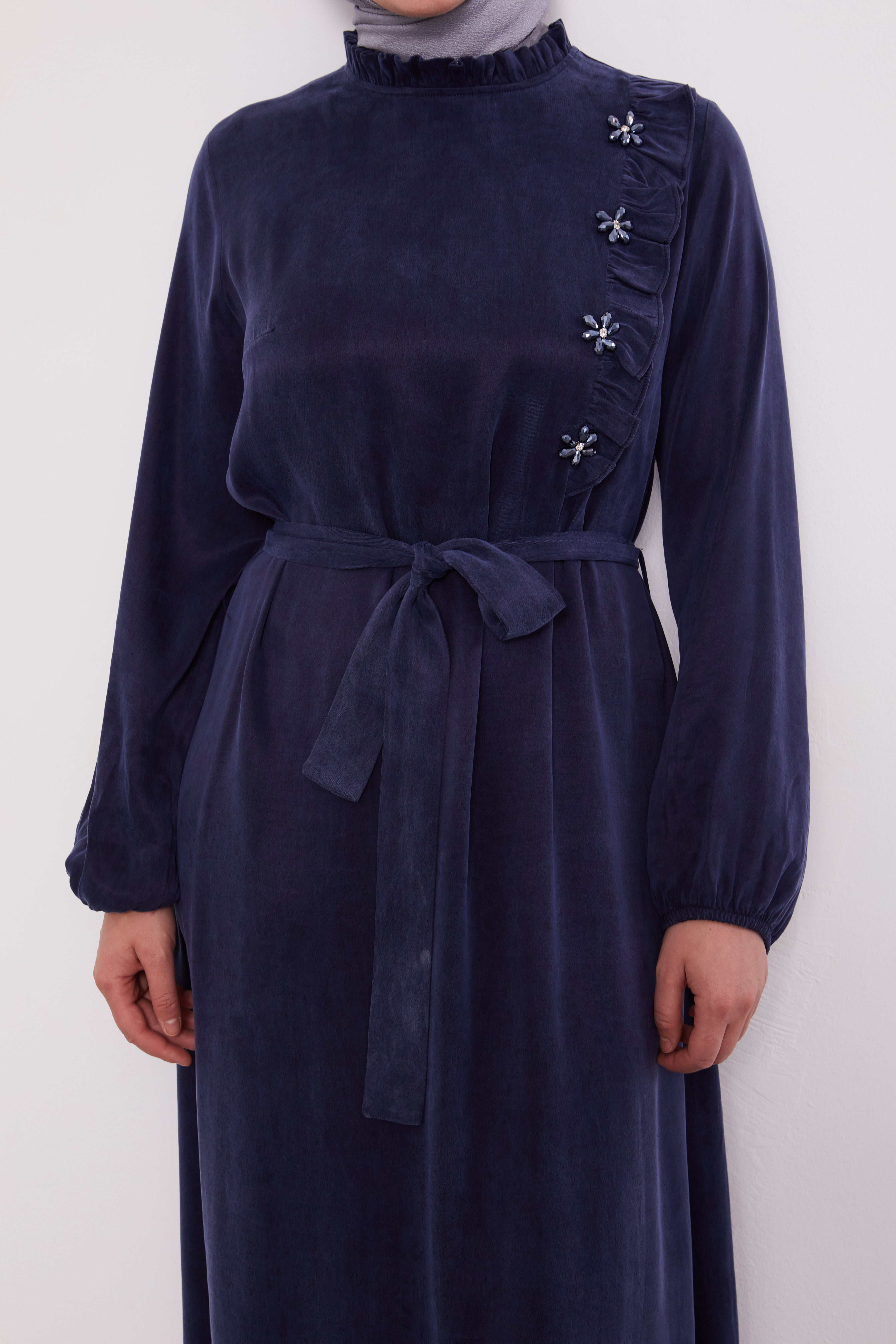 Frilled Neck Detailed Suede Belted Abaya Navy 330292
