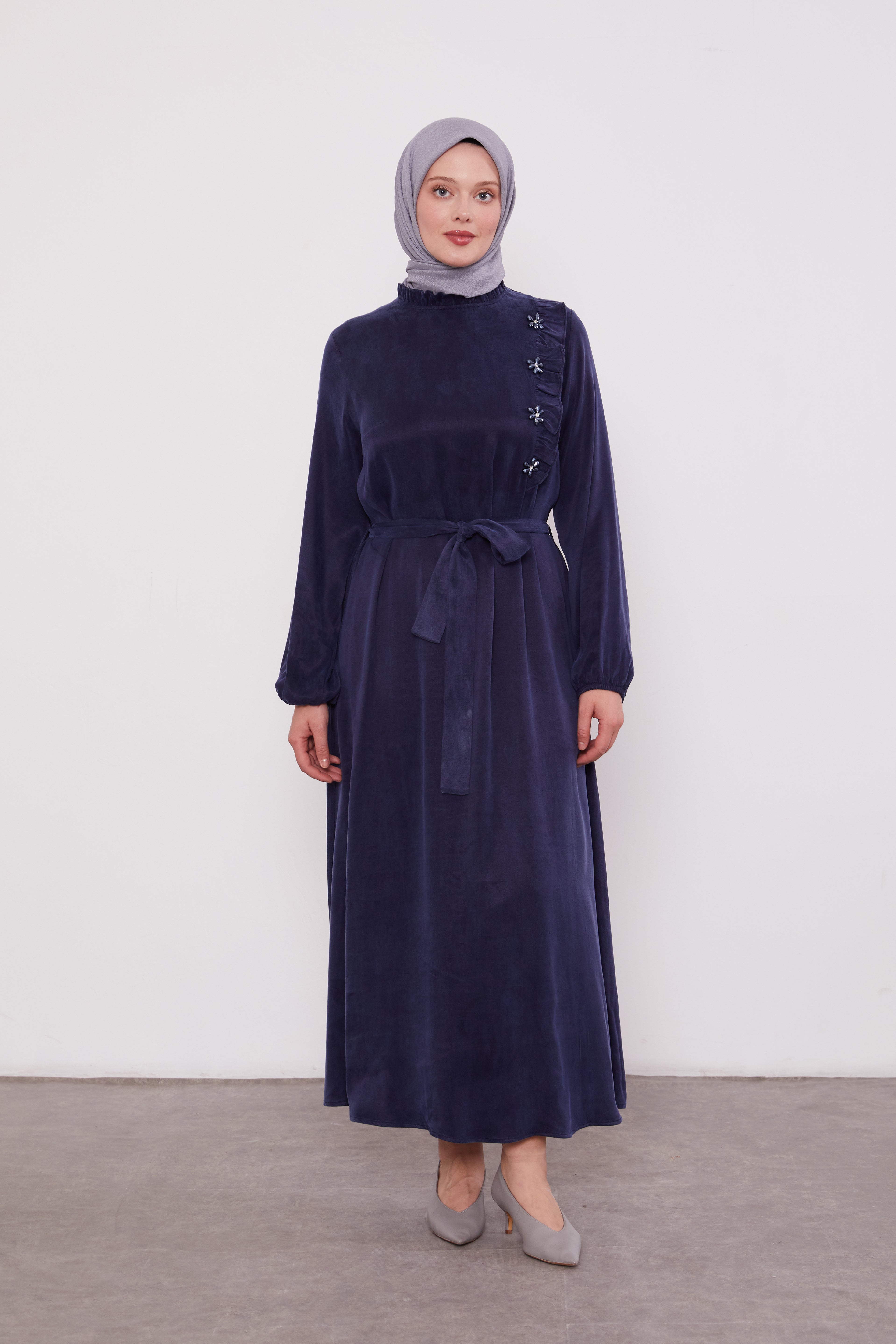 Frilled Neck Detailed Suede Belted Abaya Navy 330292