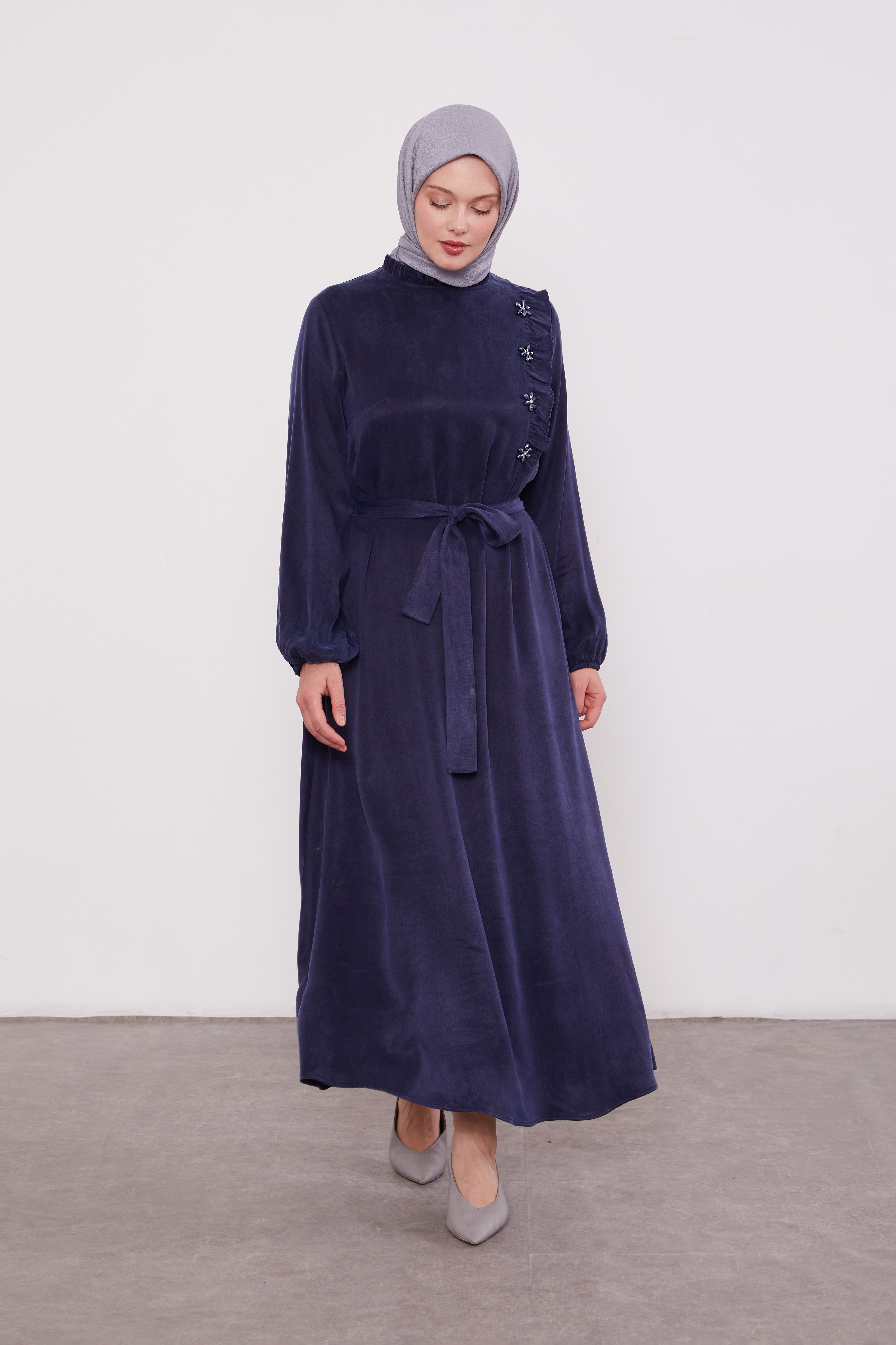 Frilled Neck Detailed Suede Belted Abaya Navy 330292