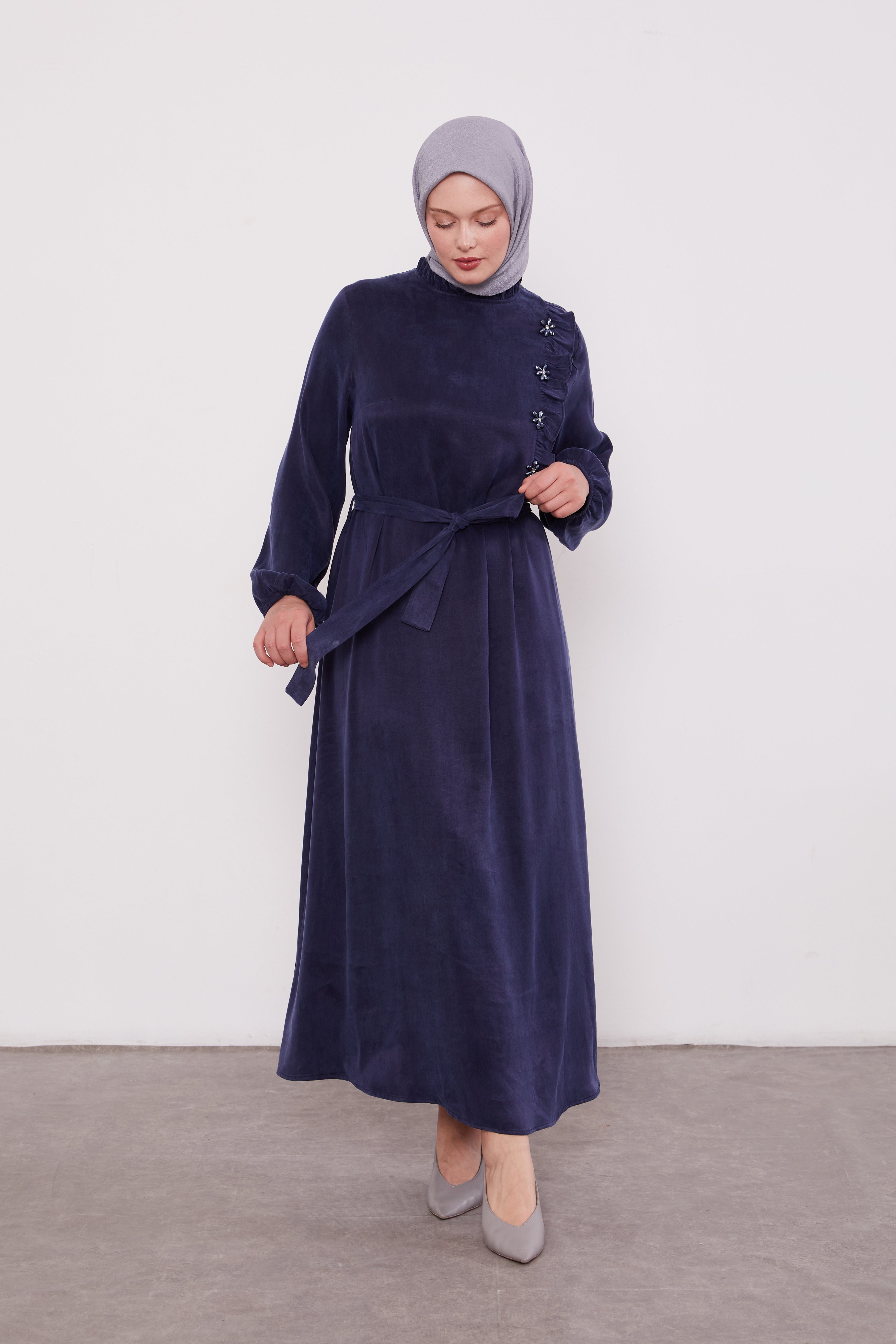 Frilled Neck Detailed Suede Belted Abaya Navy 330292