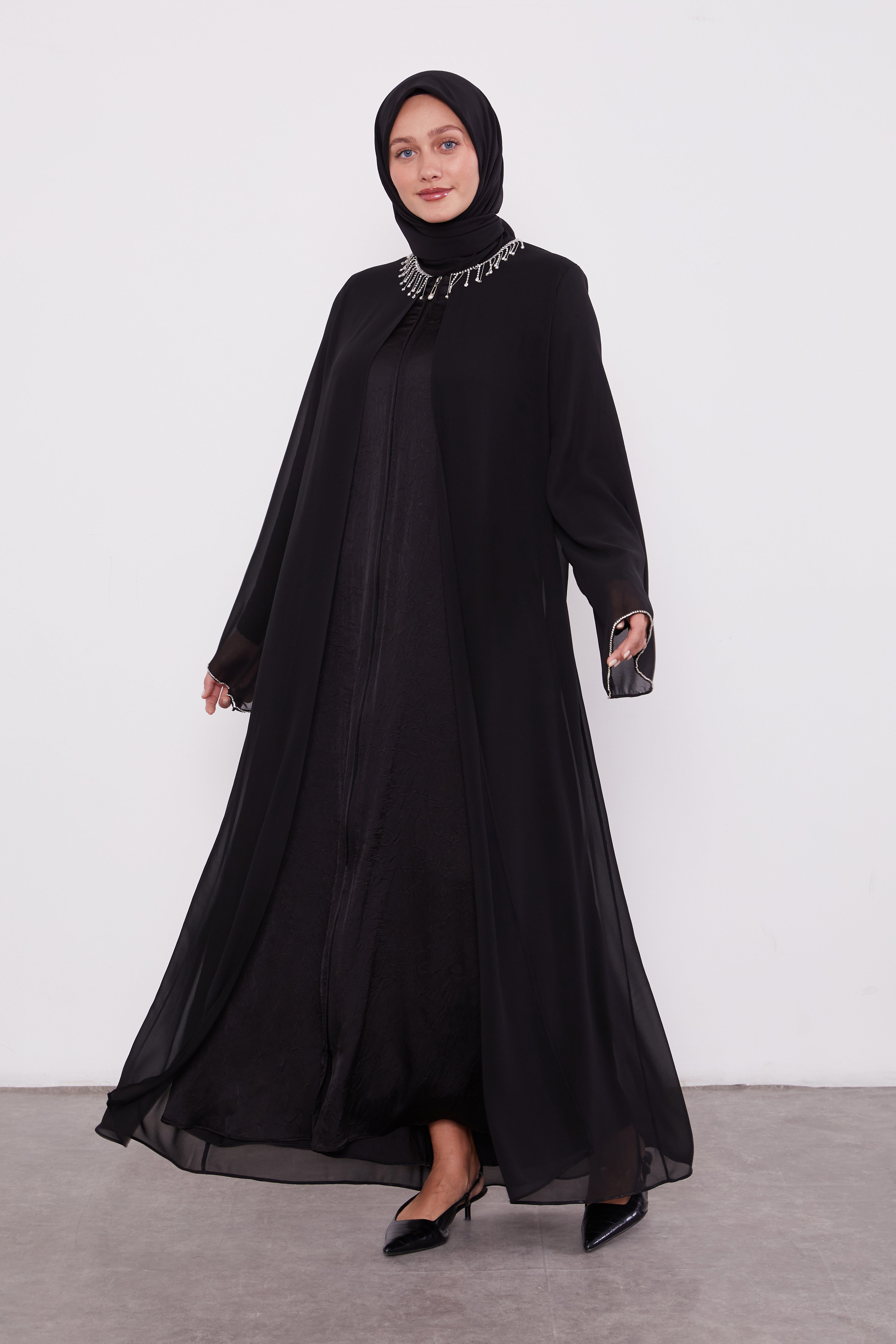 Detailed Neck Silk Chiffon Zipped Abaya Black 520023