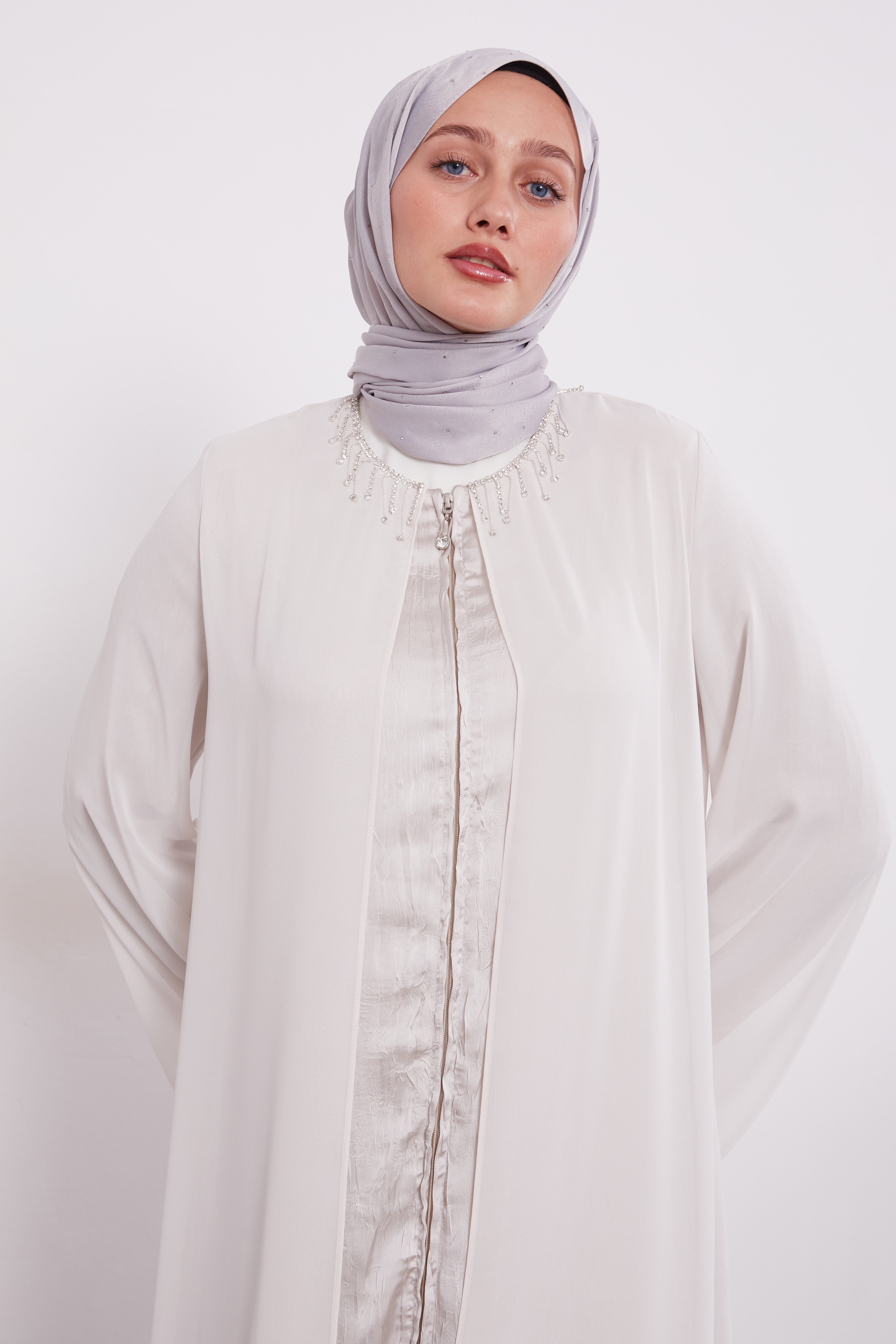 Detailed Neck Silk Chiffon Zipped Abaya Ivory 520023