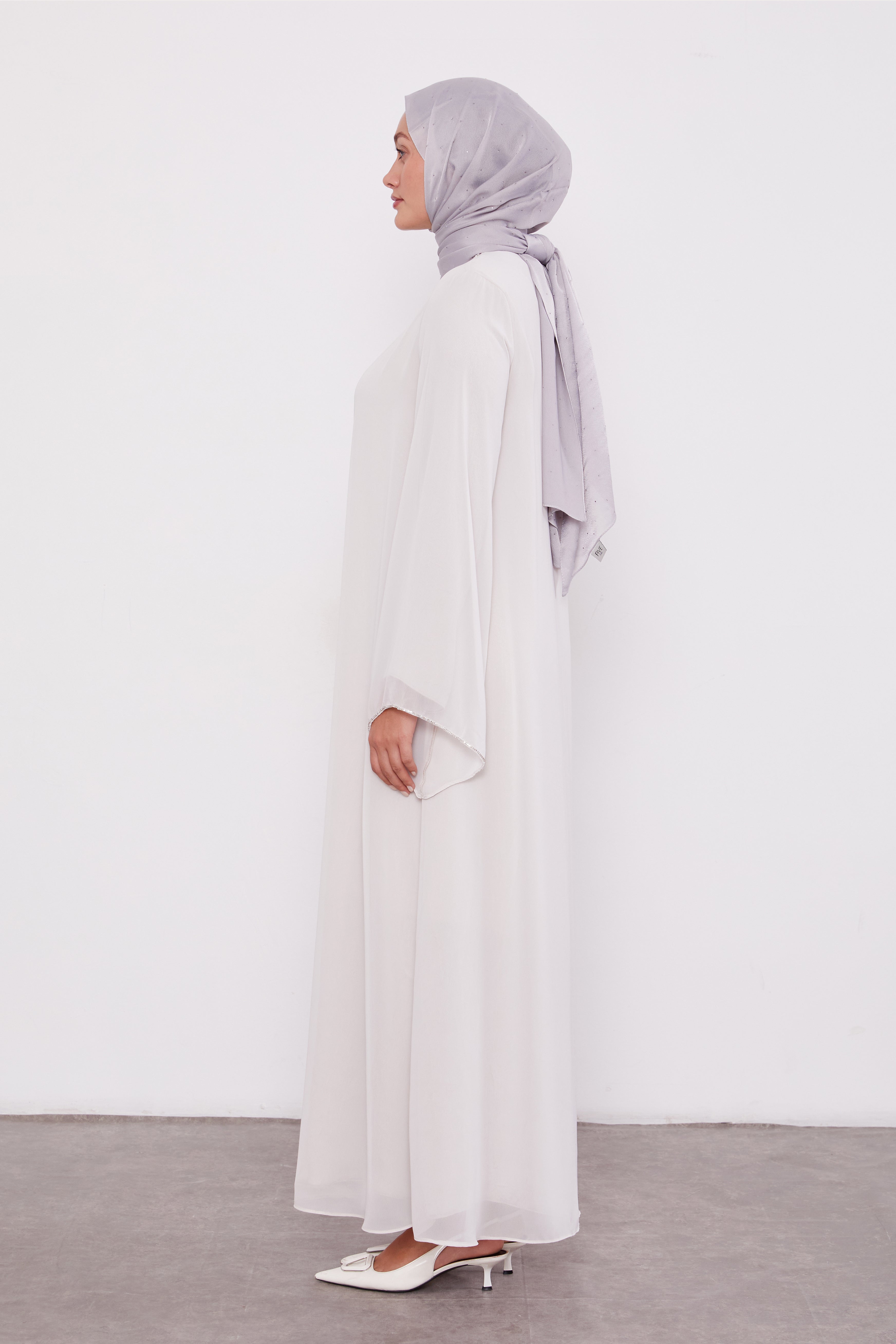 Detailed Neck Silk Chiffon Zipped Abaya Ivory 520023