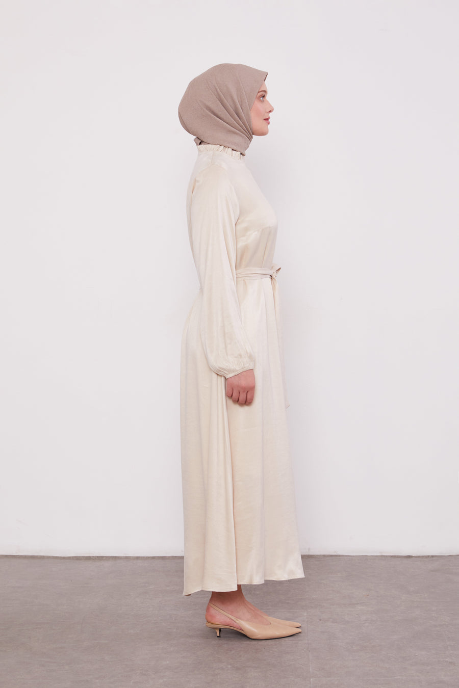 Frilled Neck Detailed Suede Belted Abaya Cream 330292