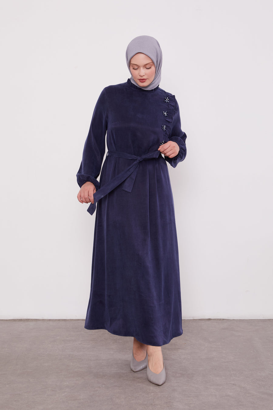 Frilled Neck Detailed Suede Belted Abaya Navy 330292