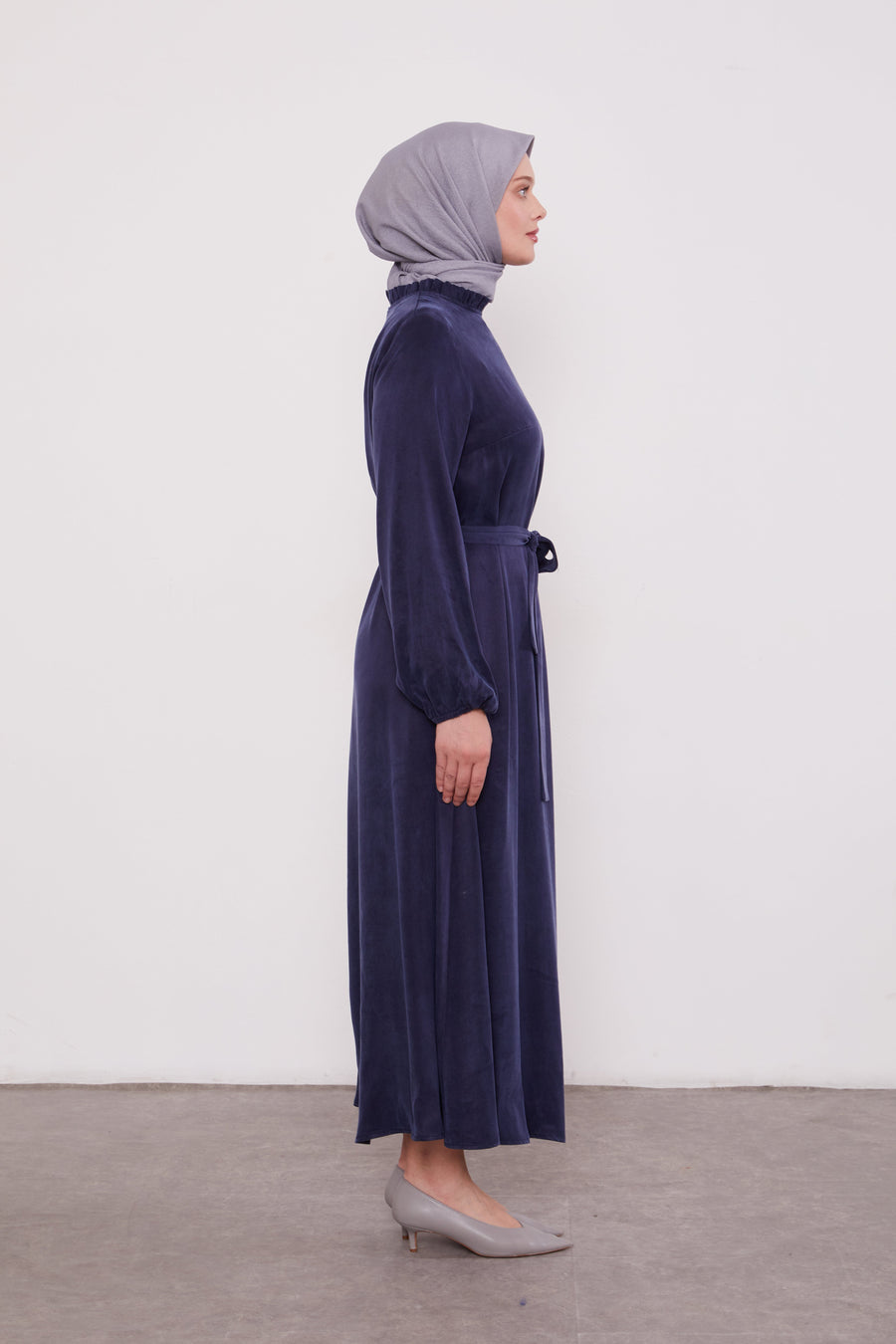 Frilled Neck Detailed Suede Belted Abaya Navy 330292