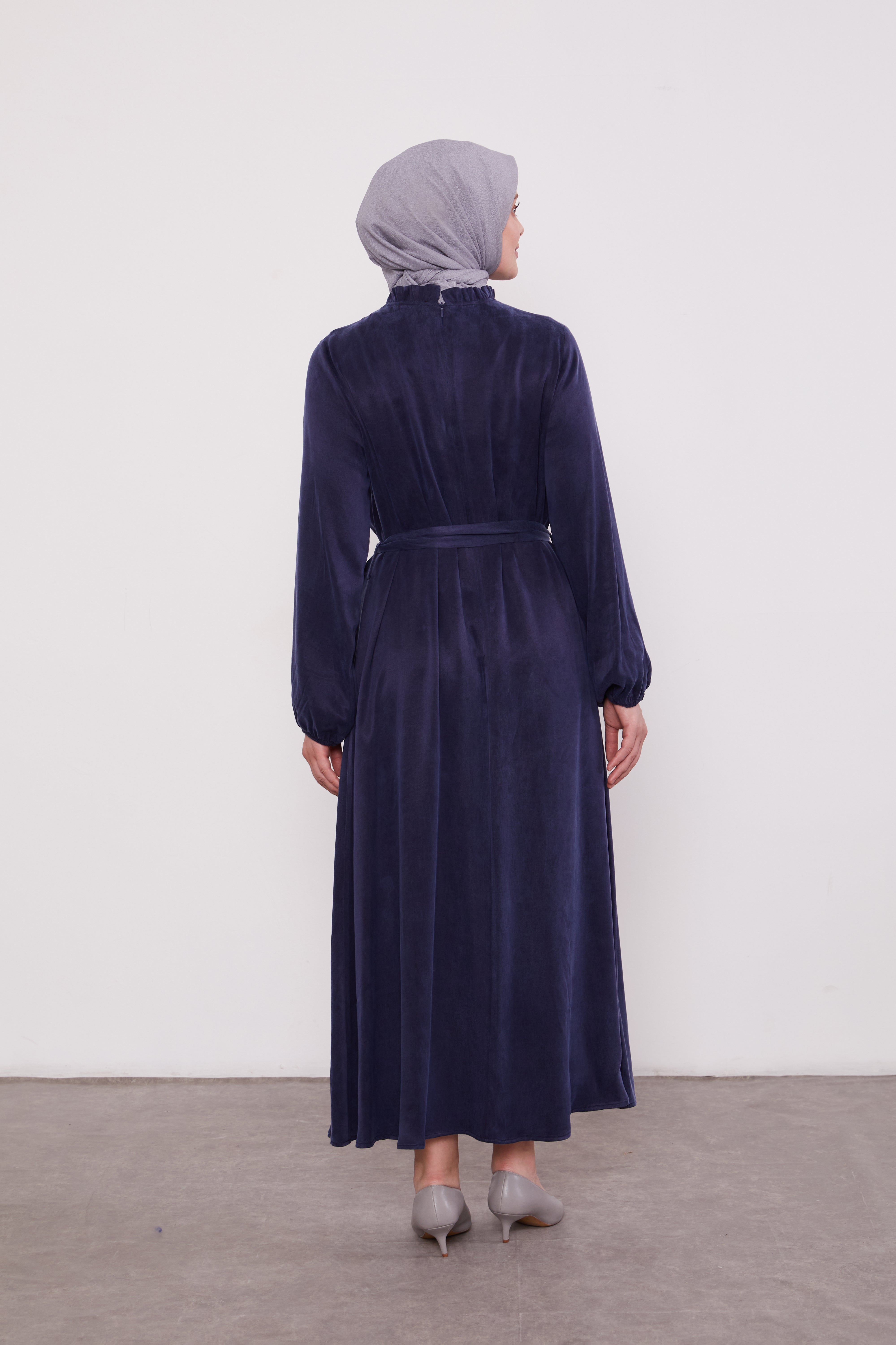 Frilled Neck Detailed Suede Belted Abaya Navy 330292
