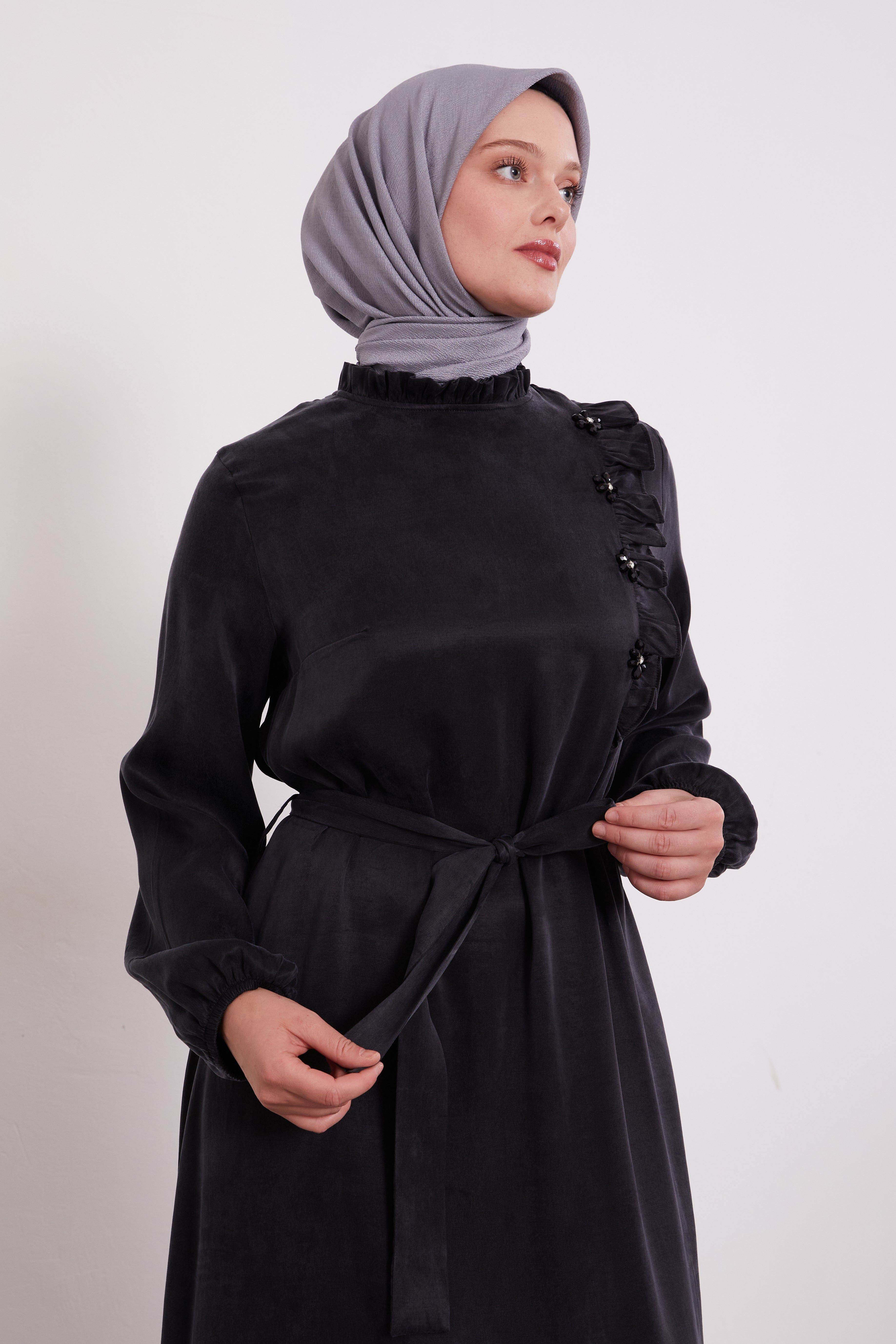 Frilled Neck Detailed Suede Belted Abaya Black 330292