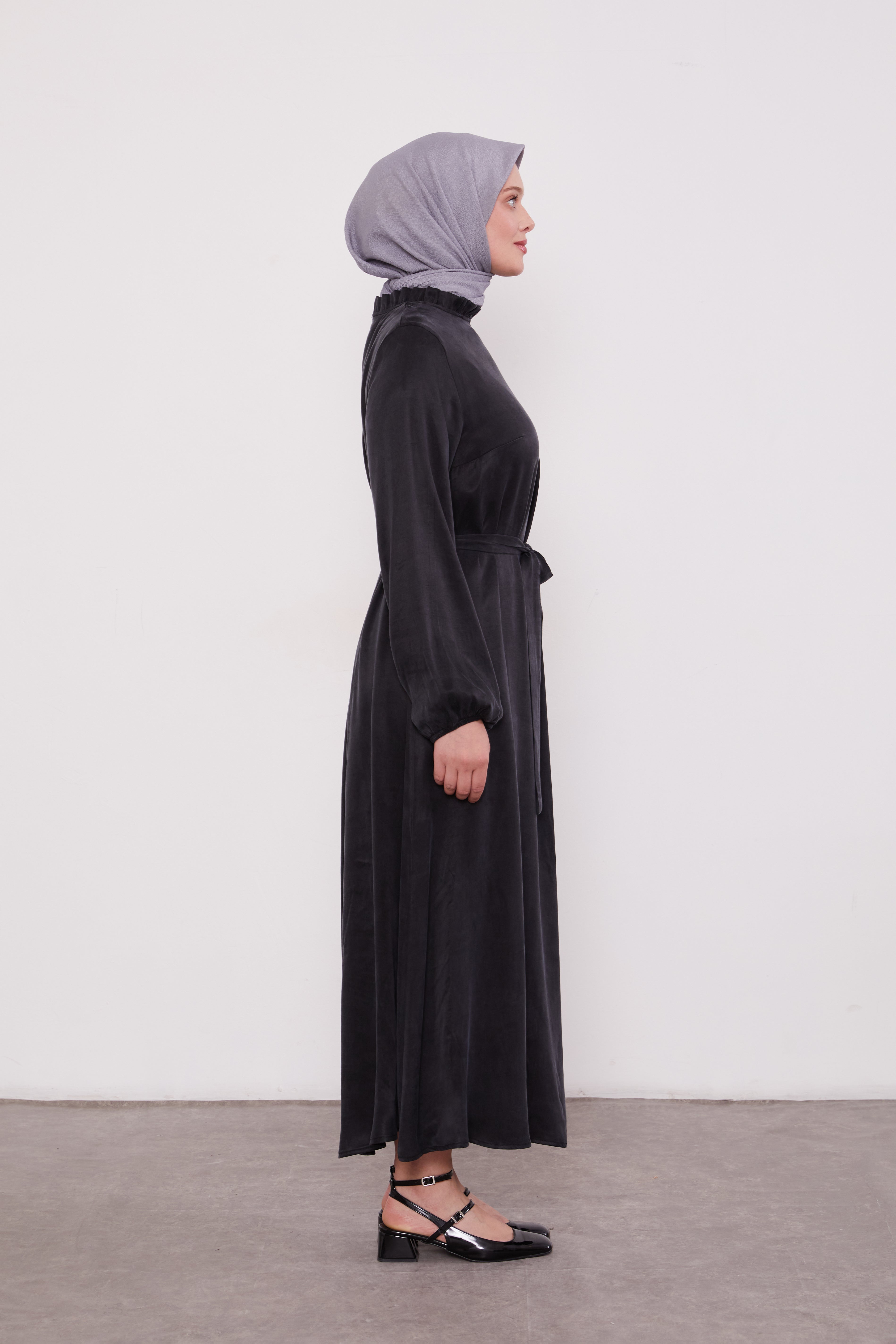 Frilled Neck Detailed Suede Belted Abaya Black 330292