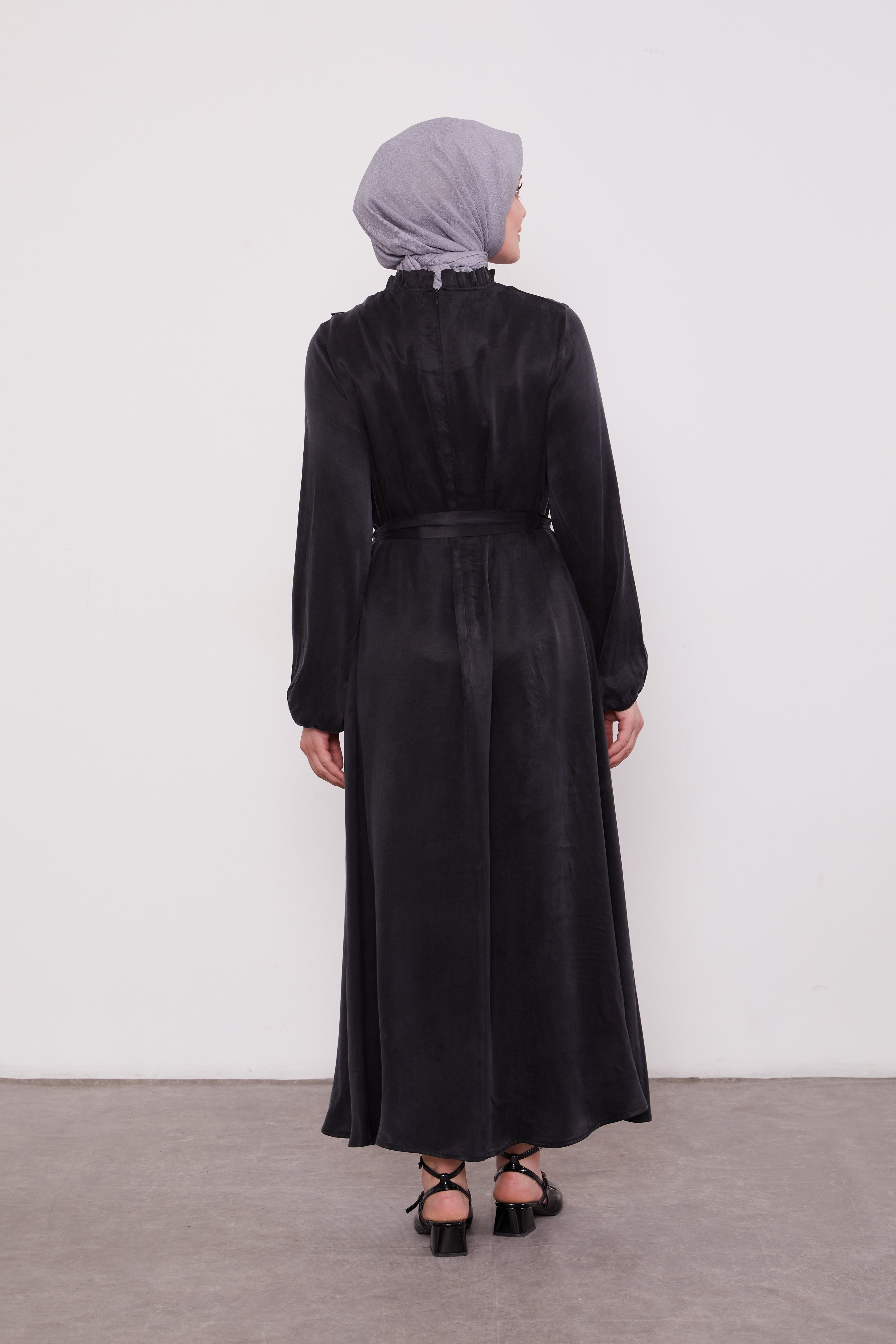 Frilled Neck Detailed Suede Belted Abaya Black 330292