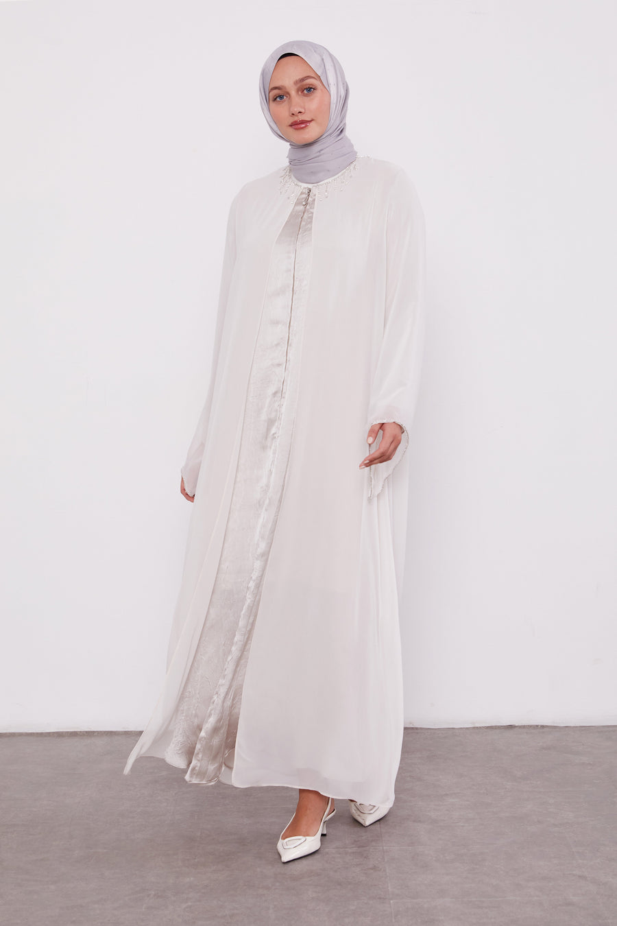 Detailed Neck Silk Chiffon Zipped Abaya Ivory 520023
