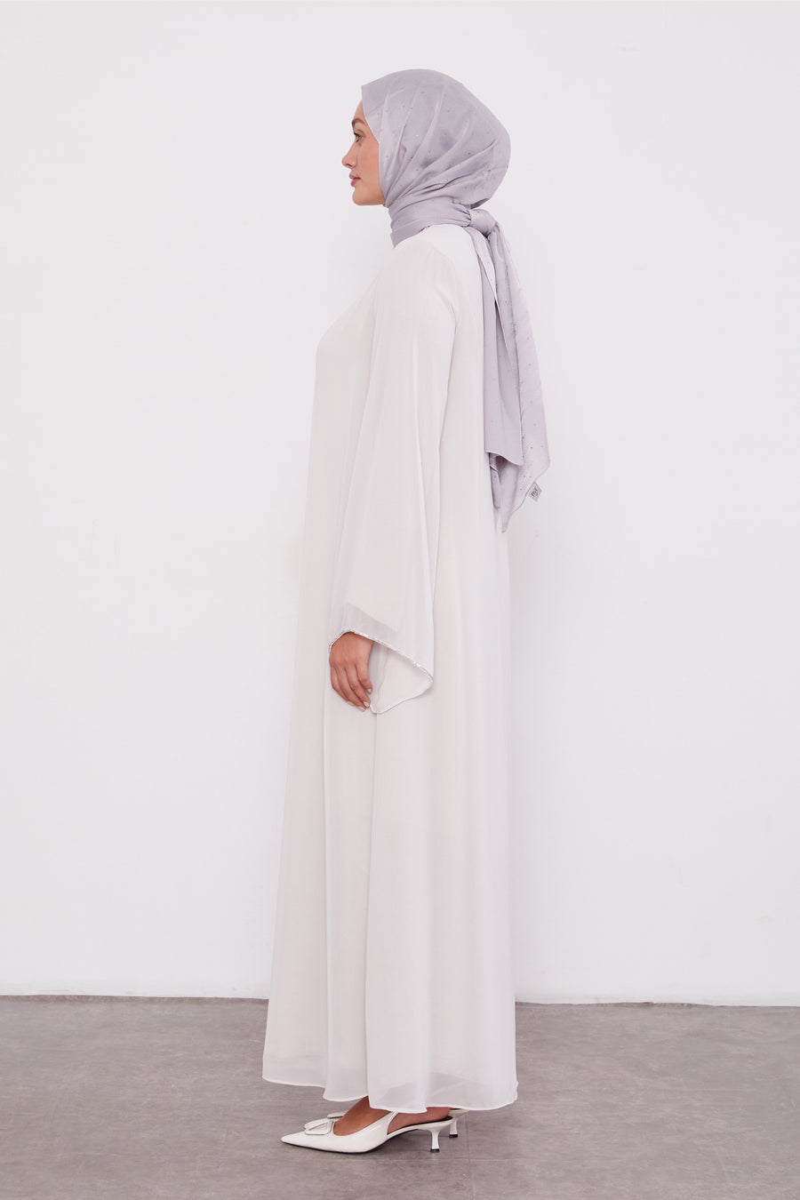 Detailed Neck Silk Chiffon Zipped Abaya Ivory 520023